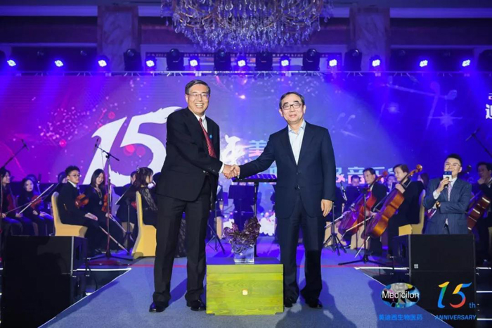 上海美迪西生物医药股份有限公司CEO陈春麟（左）与恒瑞集团董事长孙飘扬（右）合影