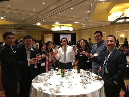 SAPA晚宴上，汪俊博士（左2）、刘雯颖博士（左3）和到场华人科学家交流