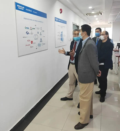 在陈春麟博士等人的陪同下，吴清副市长参观了美迪西拥有创新药同位素药代分析能力的先进实验室。