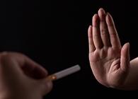 请放下手中的香烟，它正在夺走你对抗新冠肺炎的能力！